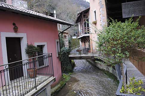 Tagliacozzo - Tagliacozzo si presenta come un vecchio signore adagiato sui ricami del paesaggio abruzzese